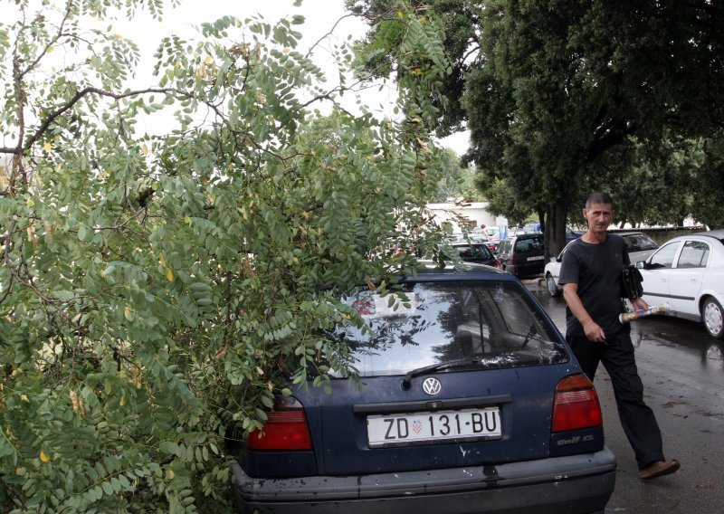 Grane oštetile vozila; izbjegnut sudar trajekata