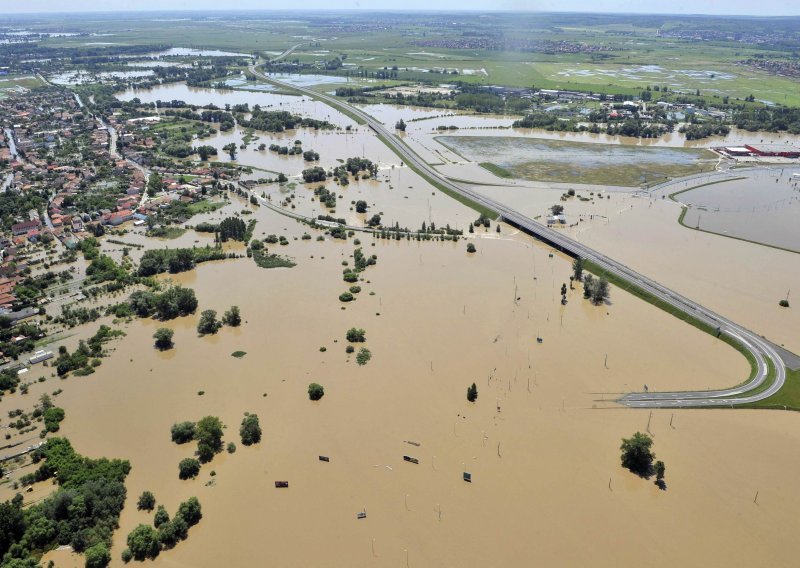 U poplavama u Rumunjskoj 24 mrtvih