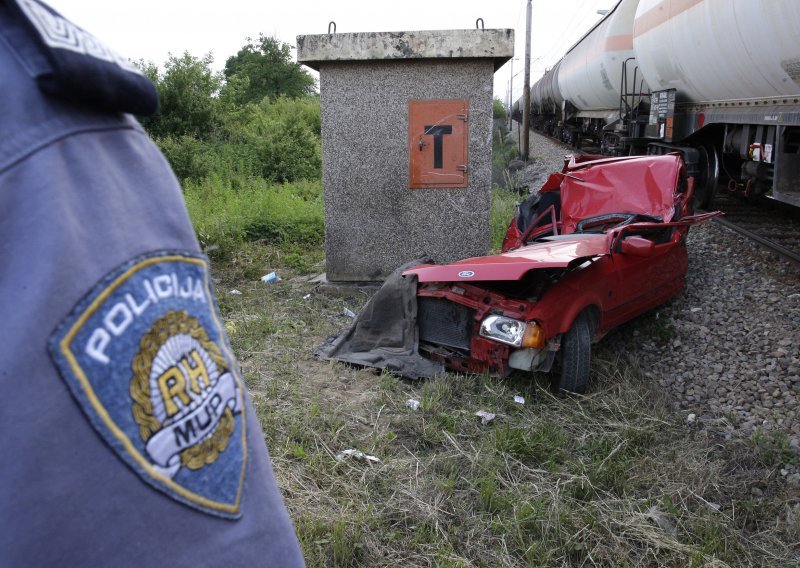 Vlak pomeo auto kod Jastrebarskog