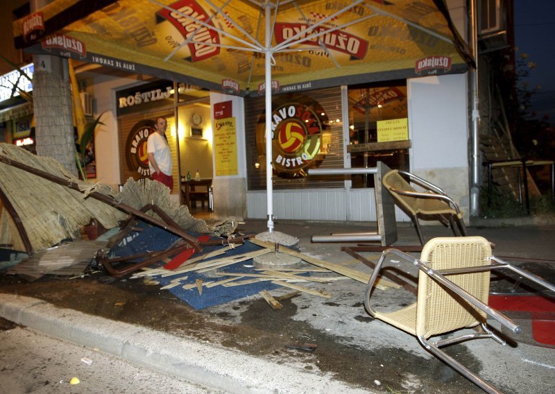 Autom pomela terasu pizzerije 'Bravo Šola'