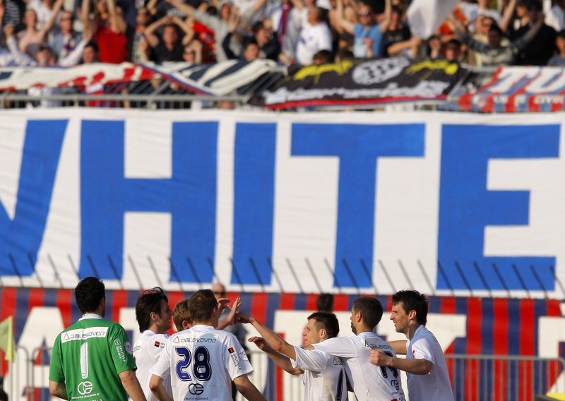 Torcida opet istaknula transparent 'White Boys'