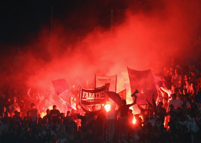 Marseille zbog baklji pred praznim tribinama