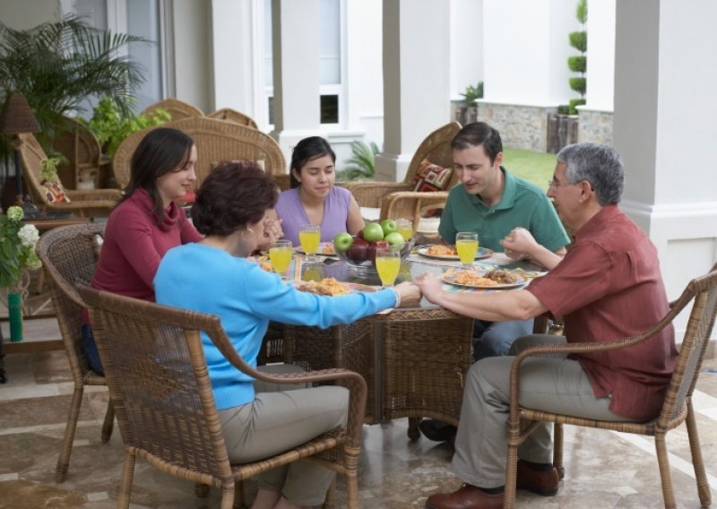 Obroci s roditeljima dobrobit za tinejdžere