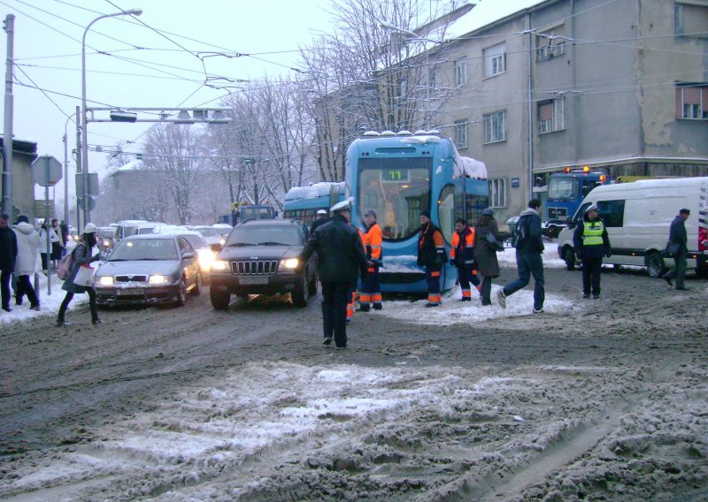 Zagrebački tramvaj izletio iz tračnica