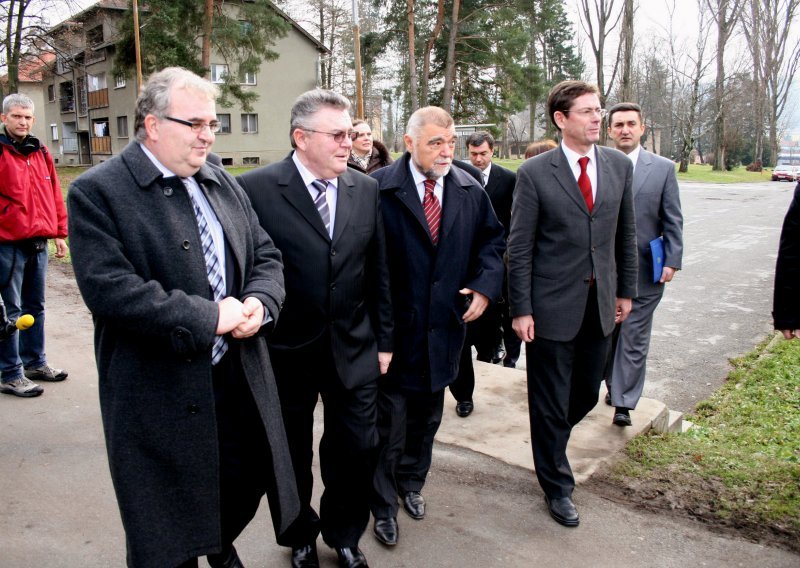 Mesić predlaže da vojni objekti postanu zatvori