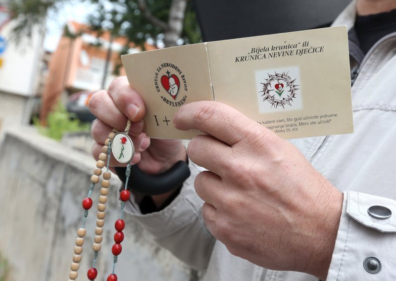 Pametno opet pozvalo gradove da zabrane okupljanja molitelja pred bolnicama: Uznemiruju žene