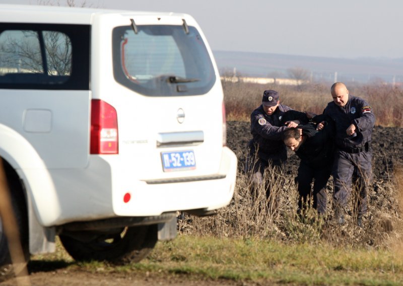 Proizvođači malina gurnuli policijski kombi u rijeku