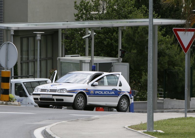 Neregistriranom Hondom i pješice bježao policiji