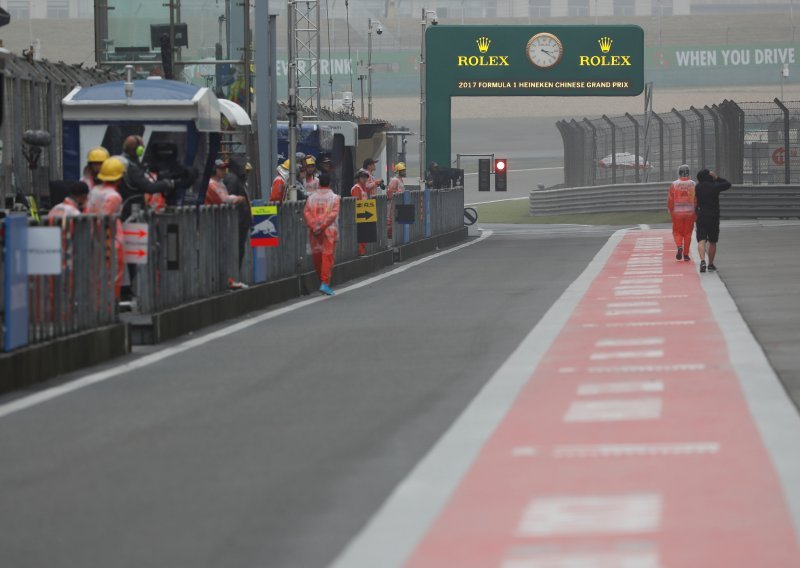 Bolidi i vozači formule 1 hitno maknuti sa staze, trening otkazan!