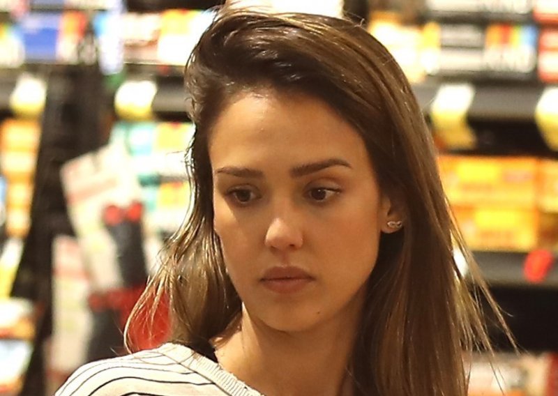 Jessica Alba je prelijepa i u najjednostavnoj kombinaciji