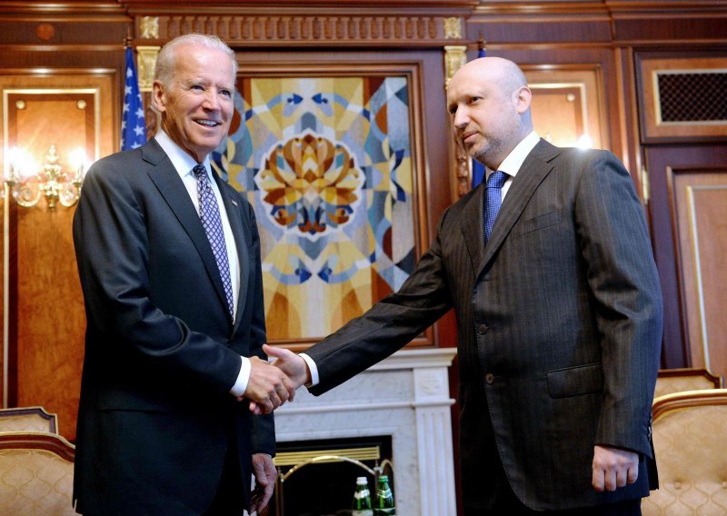 Biden nudi pomoć Kijevu, osuđuje korupciju