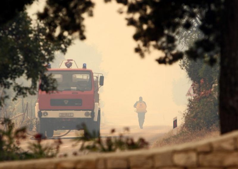 Namjerno izazvali požar, pa 'zaradili' prijavu