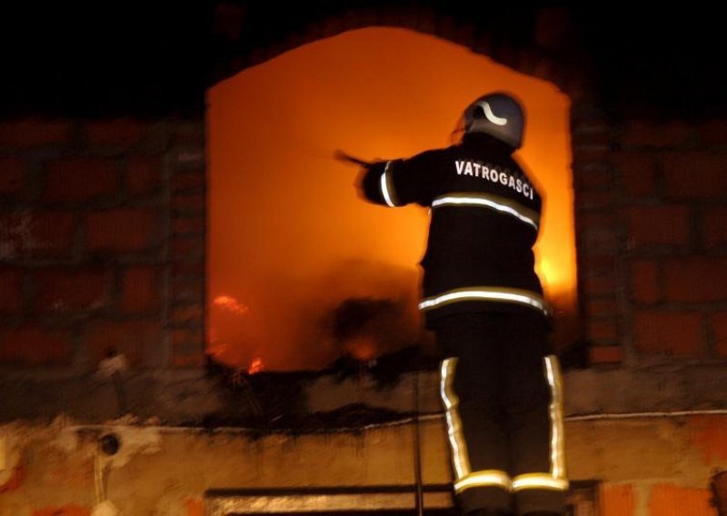 Potpalio kuću dok su u njoj bili djed, baka i brat