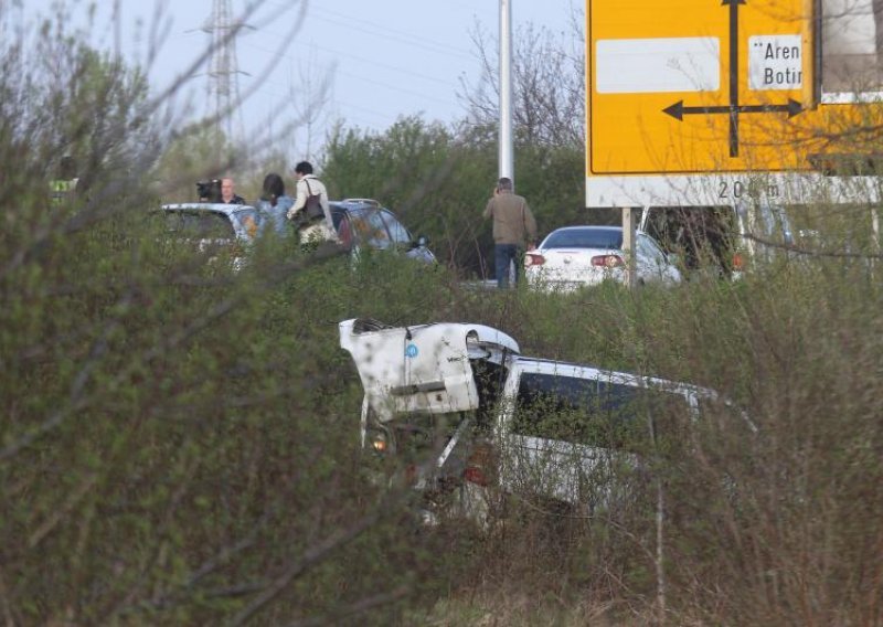 Poginuo vozač u izlijetanju vozila s autoceste kod Ličkog Lešća