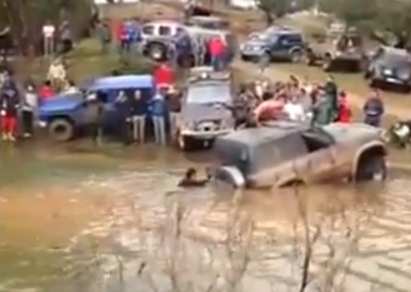 Pogledajte kako je jedan terenac iz jezera upecao drugog