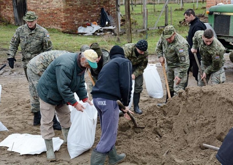 Vojnici, vatrogasci i građani na vodenoj fronti