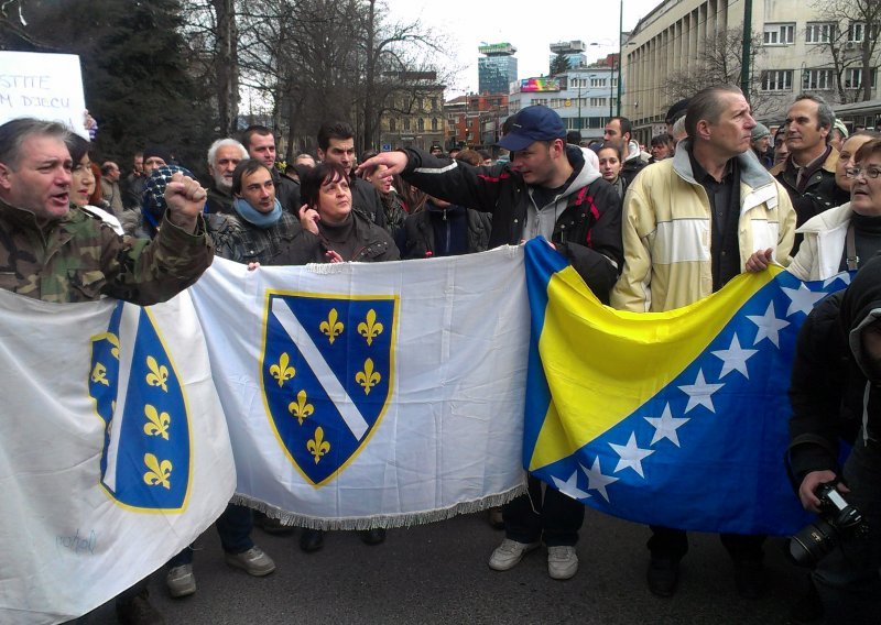 Prosvjednici pred policijskom postajom traže puštanje uhićenih