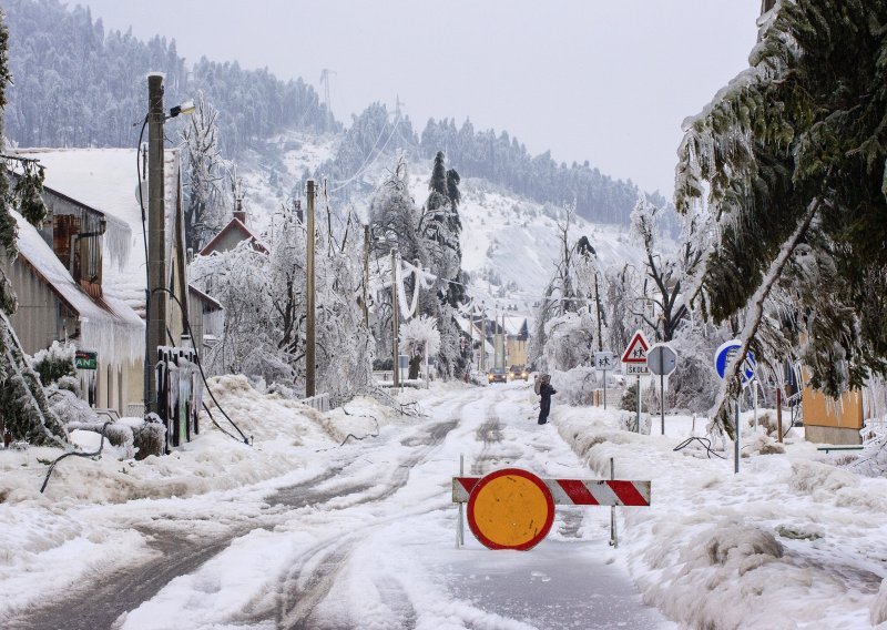 Gorski kotar ostao bez struje, HGSS vozi bolesnike