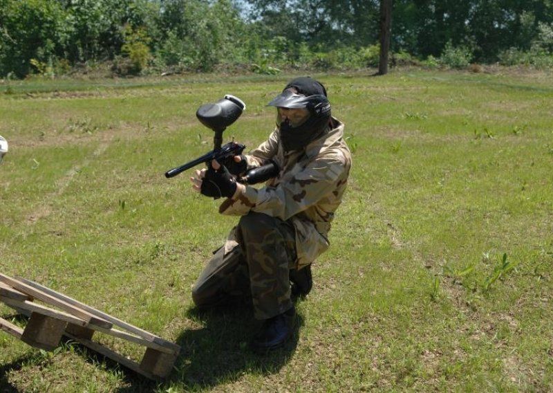 Skinuo masku na paintballu i dobio u oko