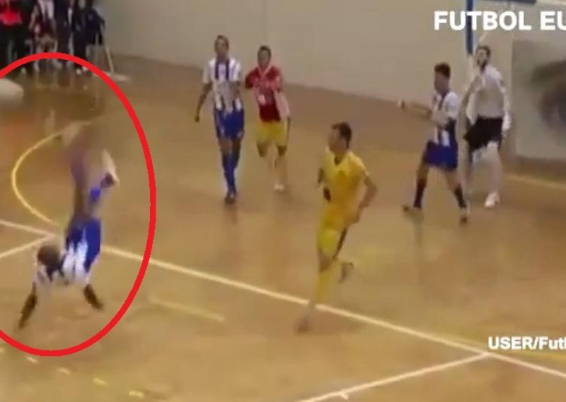 Čudesno! Škaricama zabio u futsalu sa svoje polovice