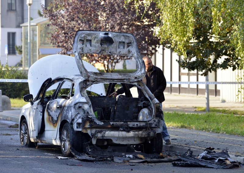 Zapaljen auto dok je Uberov vozač sjedio u njemu