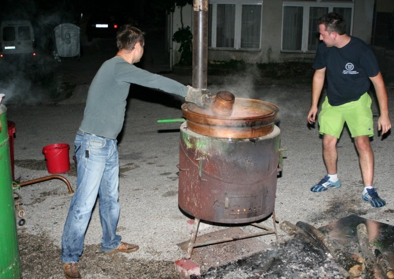 Kako su propisi i trošarine umalo dokrajčili domaću rakiju