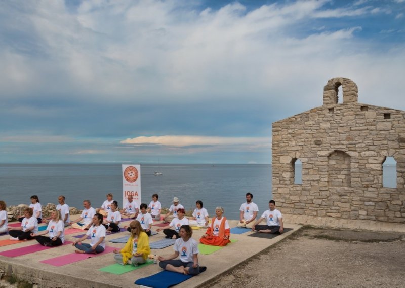 Joga u parkovima i na plažama Hrvatske