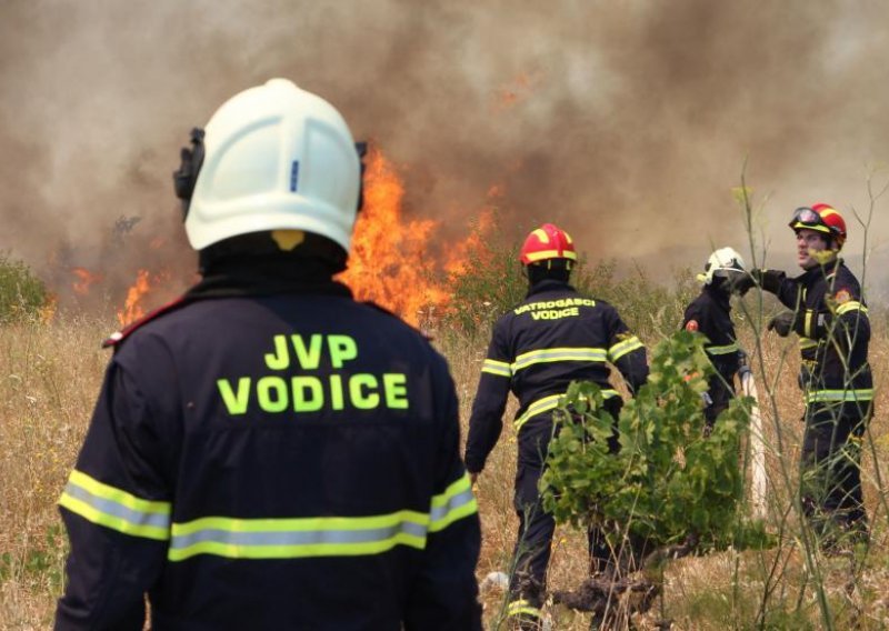 Lokaliziran požar kod Vodica, lakše ozlijeđen vatrogasac