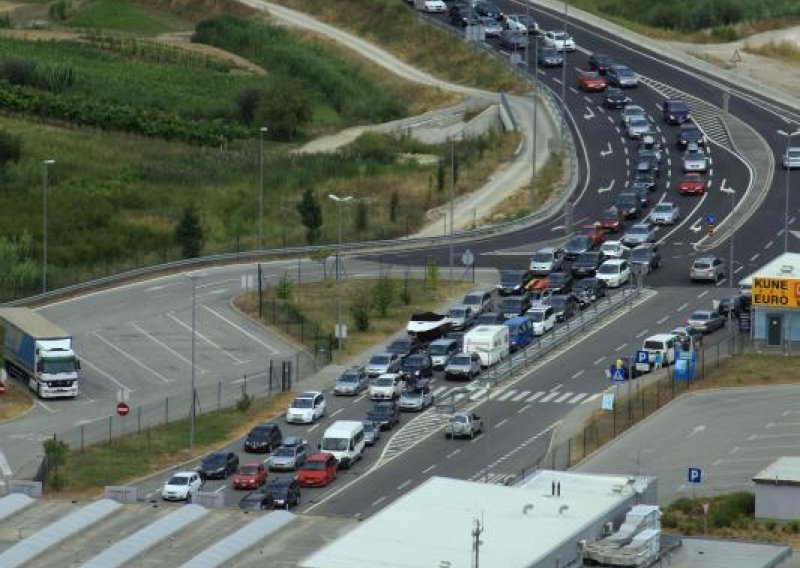 Turisti čekaju na granici, padaju prvi rekordi