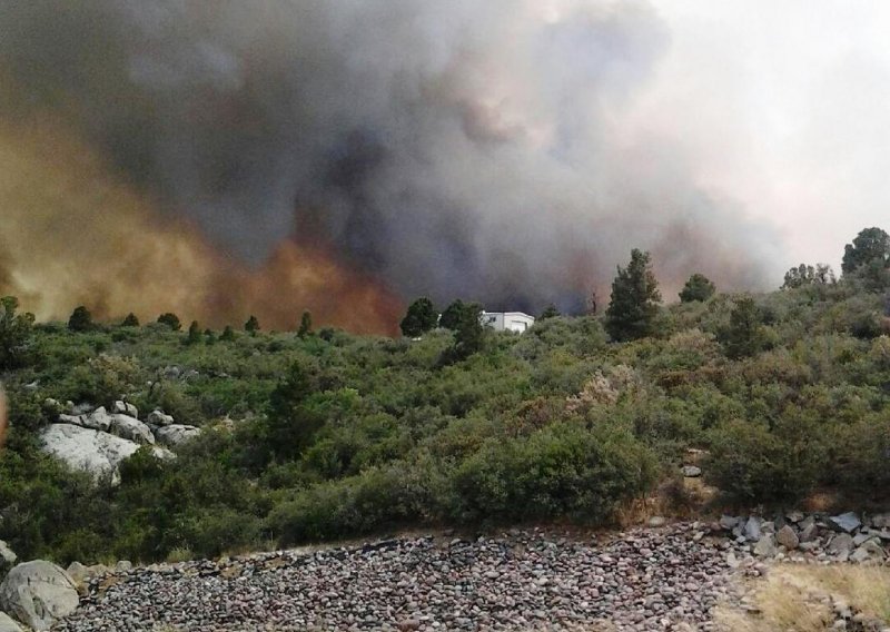 U borbi s vatrom poginulo najmanje 19 vatrogasaca