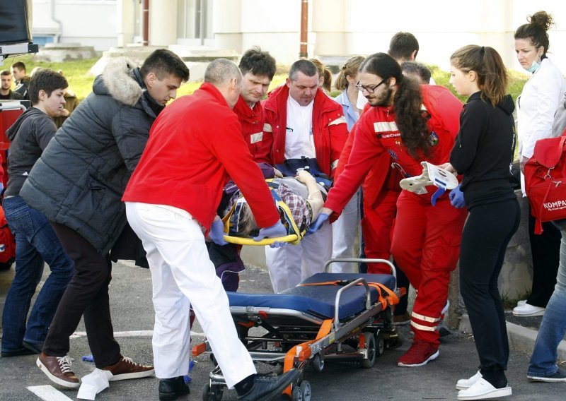 Žena koju su pregazili vatrogasci bori se za život