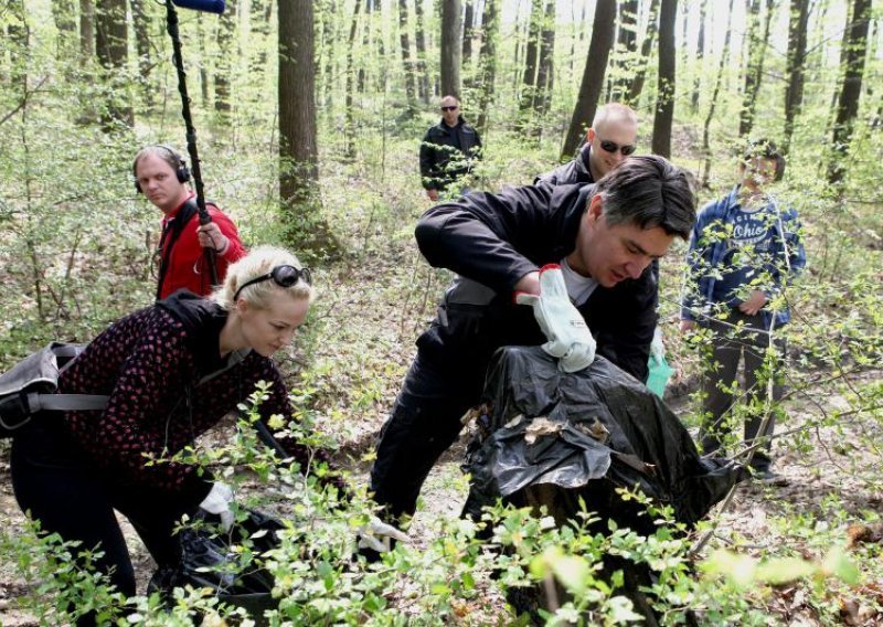 20,000 people remove 1,000 tonnes of waste