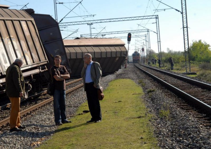 Kod Okučana teretni vlak iskočio iz tračnica