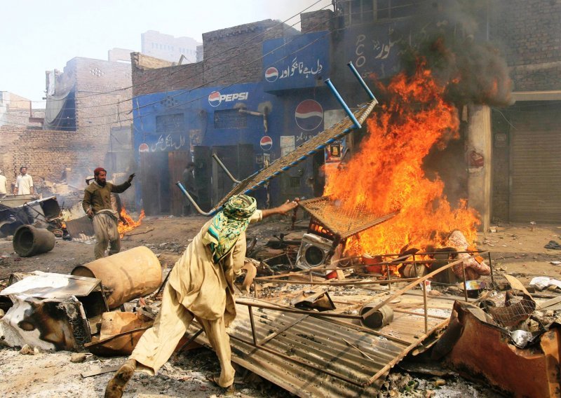 Gnjevni muslimani spalili sto kršćanskih kuća