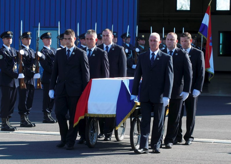 Casket with body of deceased Parl't Speaker driven to Mirogoj cemetery