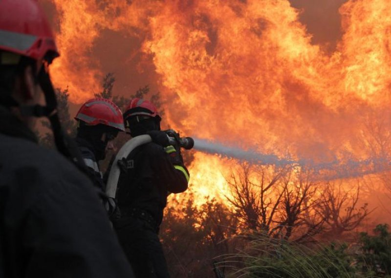 Fires in Split hinterland threatening houses in Rudine and Plano