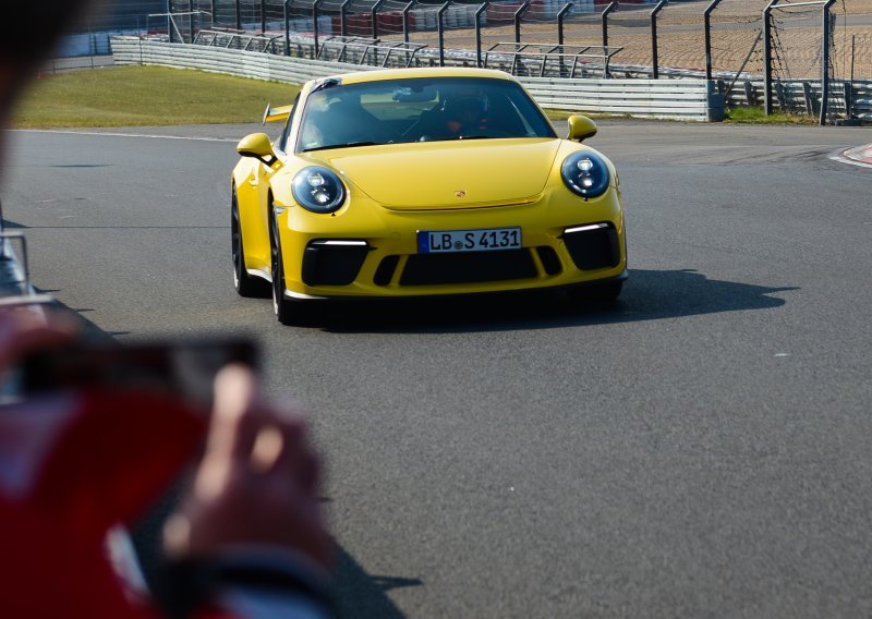 Novi Porsche 911 GT3 brutalno je brz