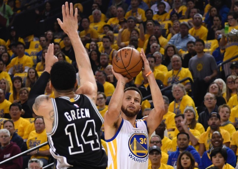 Golden State pregazio oslabljeni San Antonio; kakva serija trica!