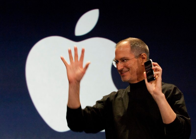 Pogledajte kako je prije 10 godina Steve Jobs predstavio prvi iPhone i promijenio svijet