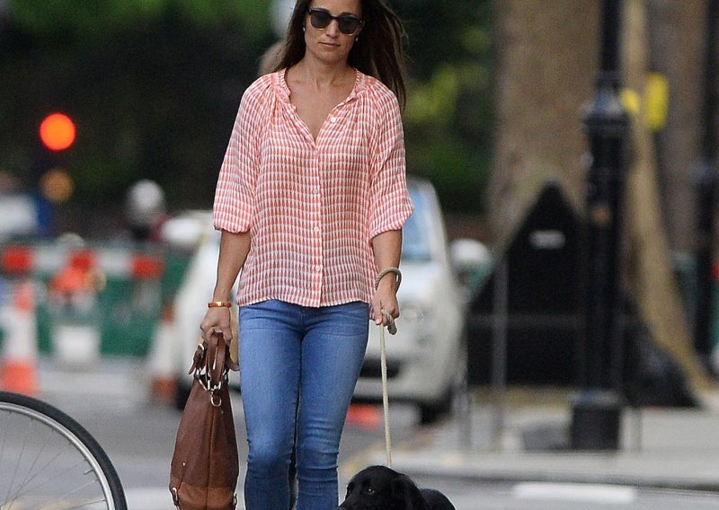 Pippa Middleton pokazala istrenirane noge u trapericama