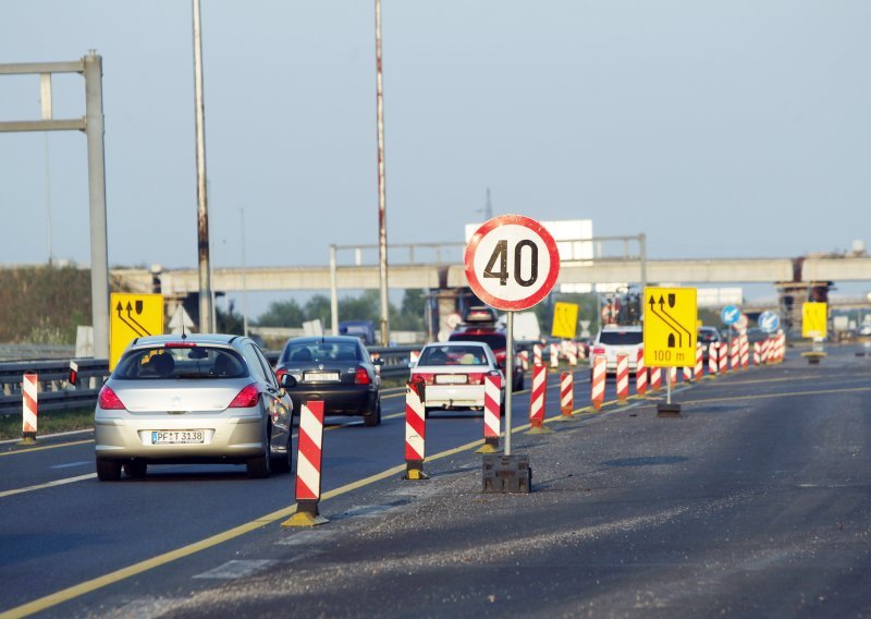 Dijelovi gume na autocesti prema Splitu usporavaju promet