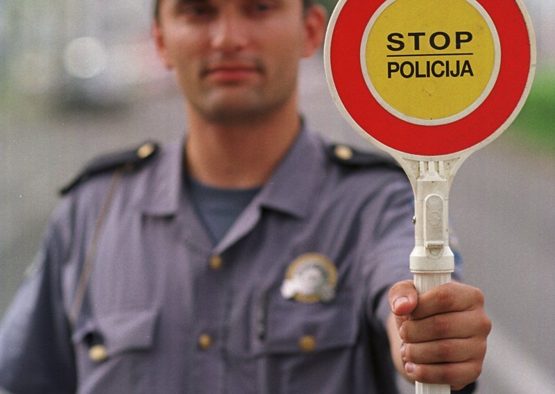 Splitom ordinira lažni policajac