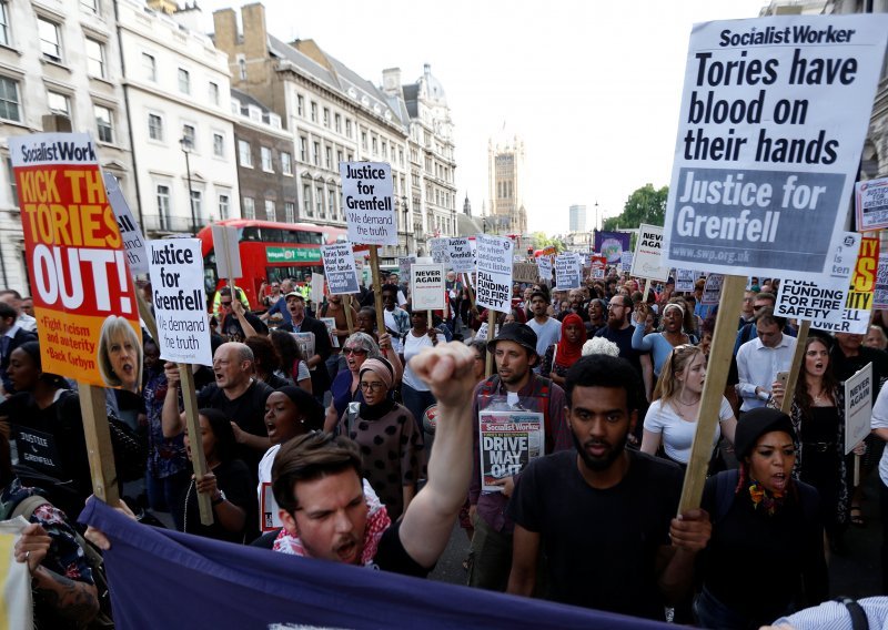 Prosvjednici upali u vijećnicu u Londonu tražeći pravdu zbog požara u zgradi