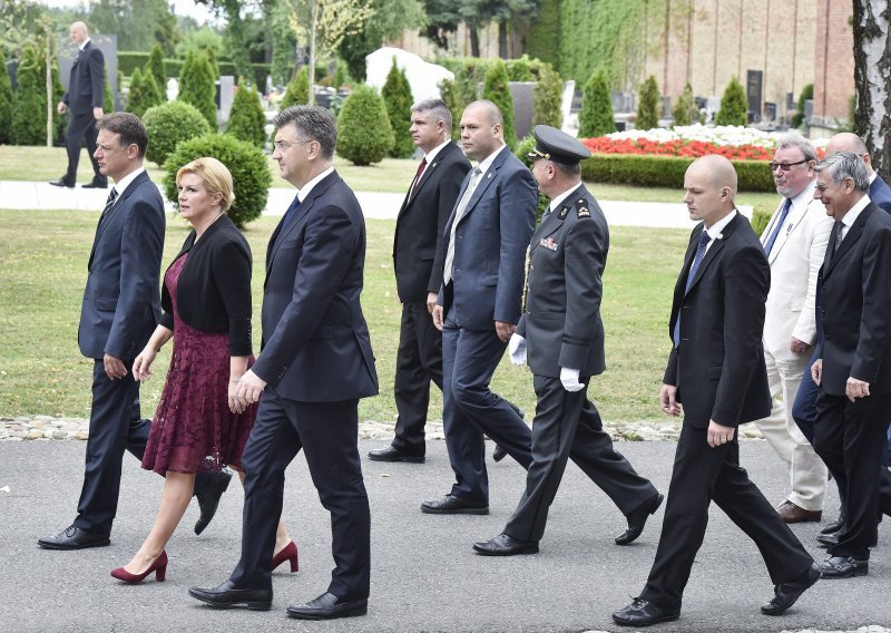 Otkrili smo tko upravlja državom dok je kompletan državni vrh  izvan zemlje