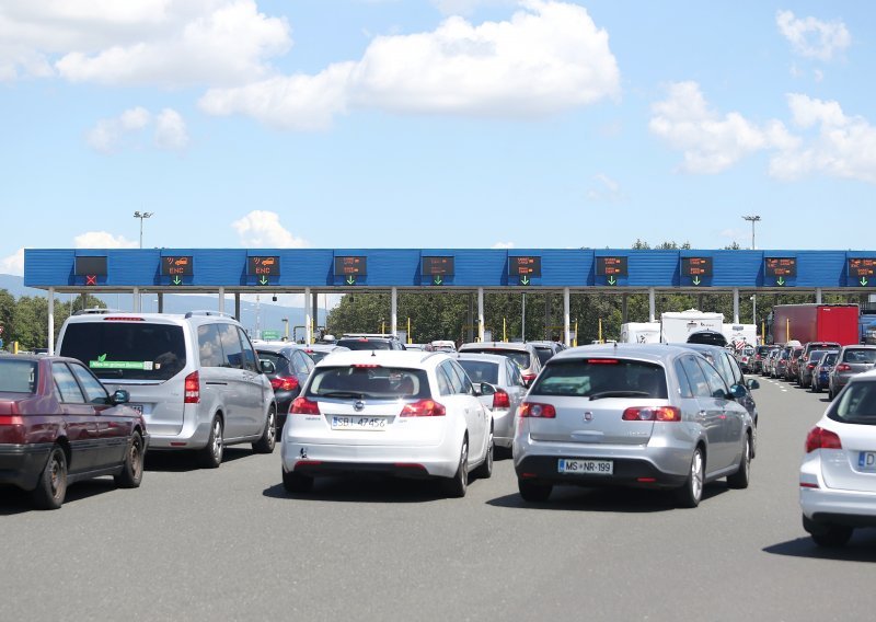 Na Lučkom u smjeru Zagreba kolona duga 12,5 kilometara