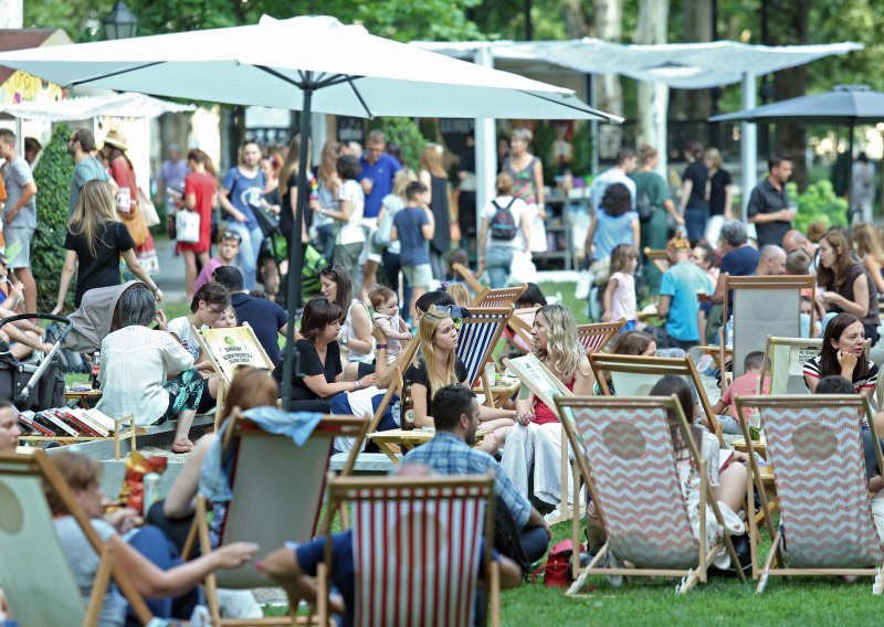 Park Zrinjevac u Zagrebu dobio pješčanu plažu i postao oaza za čitatelje