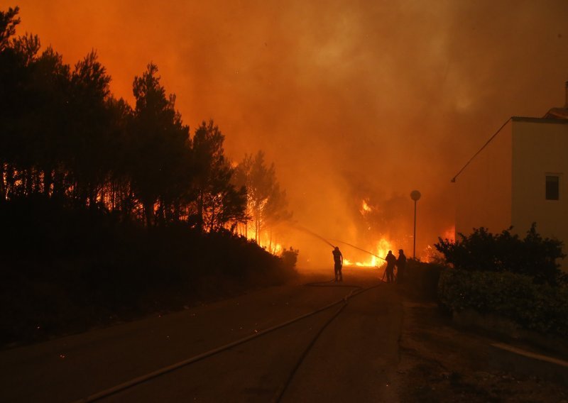 Dalmacija gori, a TV se češlja: Zašto su naši kanali sinoć zaspali?