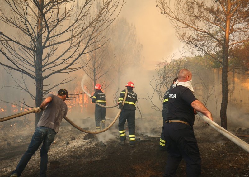 Spremno na tisuće vatrogasaca, tu su i dronovi, desantni brod, jurišni brod...