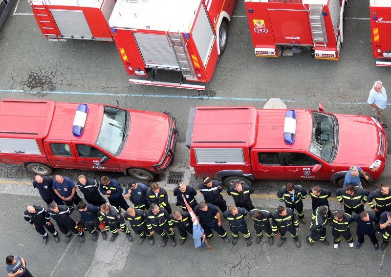 Vatrogasce dočekali građani, Bandić im poručio kako su osvjetlali obraz Zagrebu