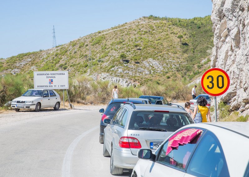 Kilometarske kolone na granicama s BiH, pojačan promet na autocestama